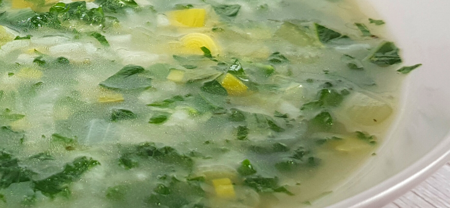 Sopa de kale con arroz ¡queda espectacular!
