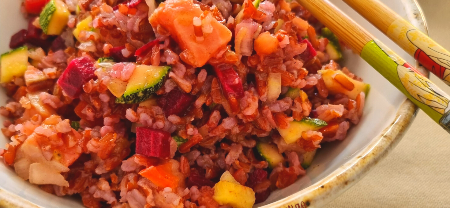 Tienes que probar esta ensalada de arroz rojo con salmón